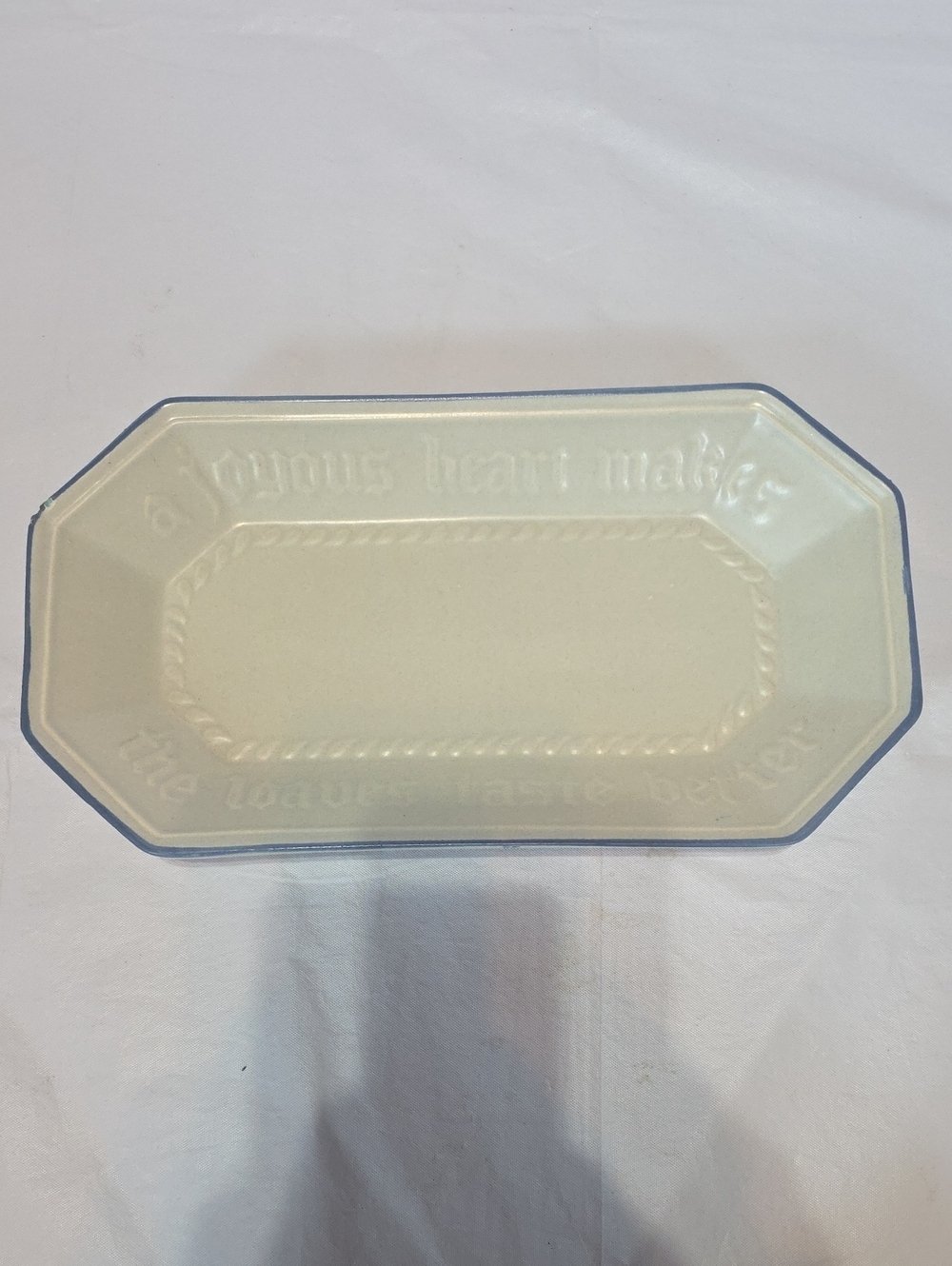 Pfaltzgraff Yorktowne Bread Tray #528 "A Joyous Heart Makes Loaves Taste Better"